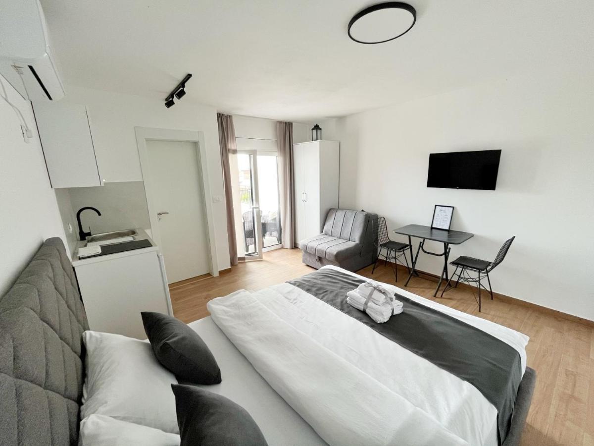 Lana Apartmani Bar Bagian luar foto