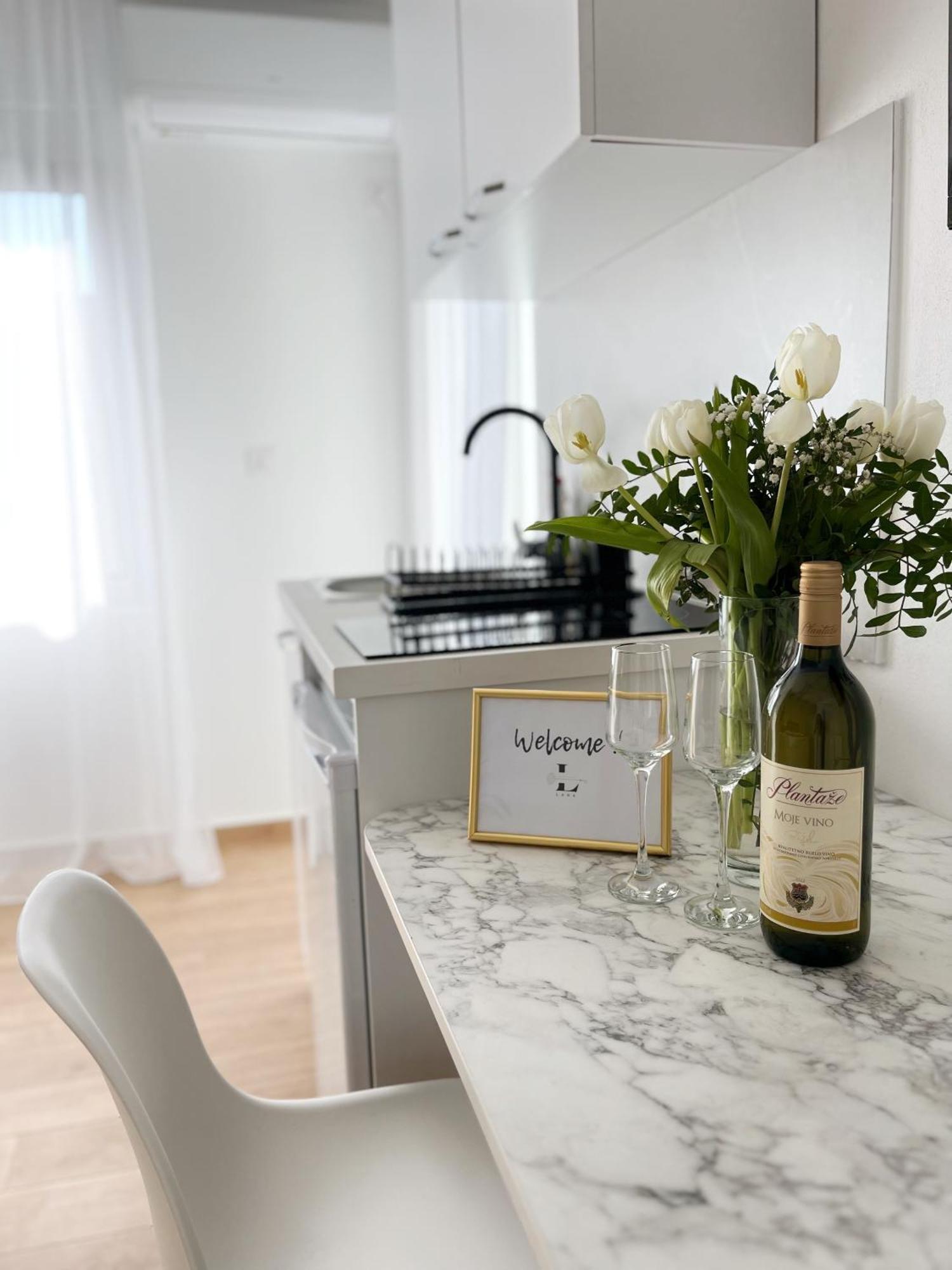 Lana Apartmani Bar Bagian luar foto